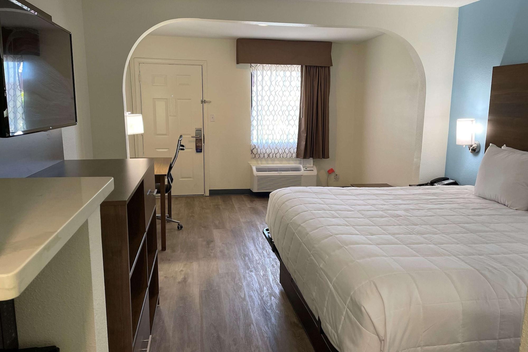 Baymont By Wyndham Biloxi - Ocean Springs Motel Екстериор снимка