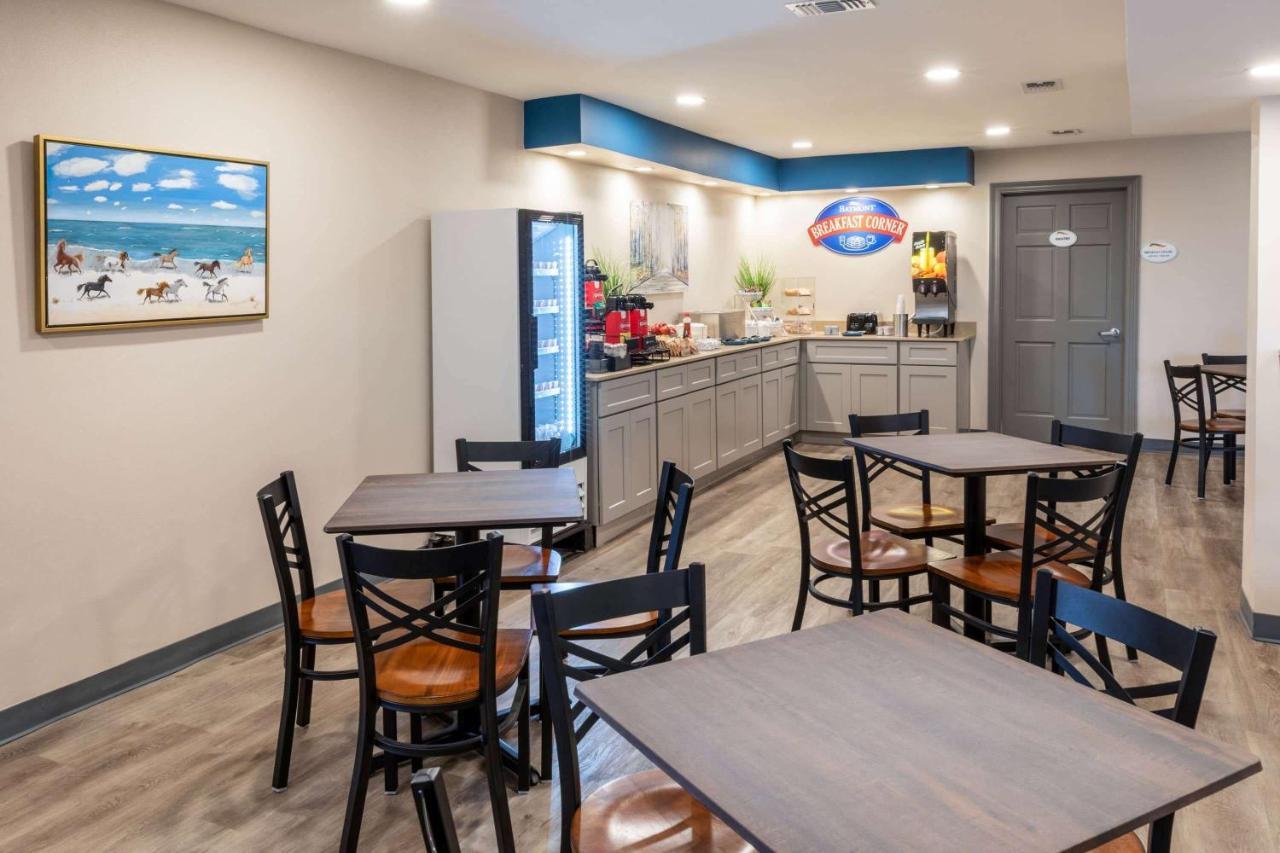 Baymont By Wyndham Biloxi - Ocean Springs Motel Екстериор снимка