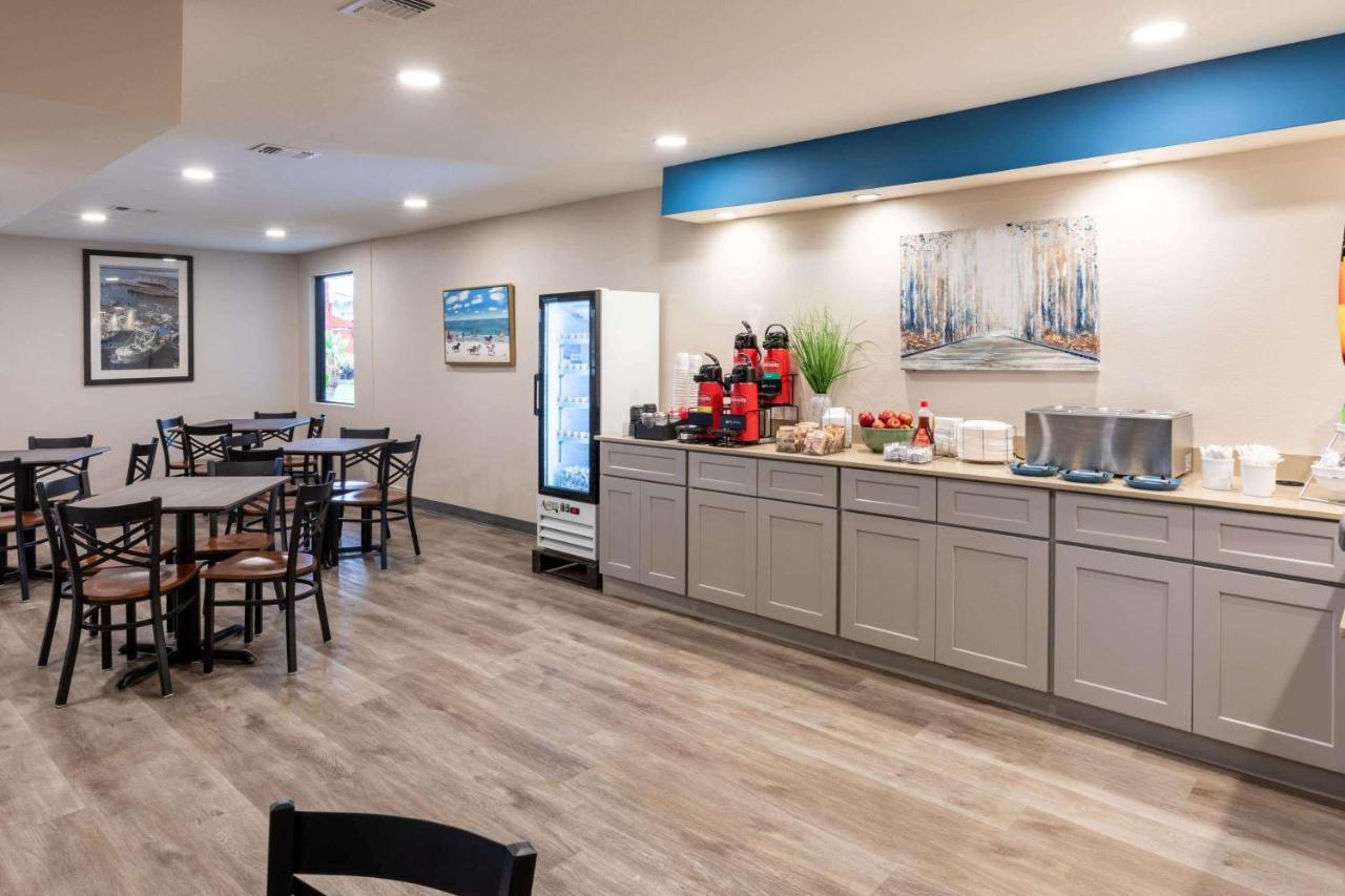 Baymont By Wyndham Biloxi - Ocean Springs Motel Екстериор снимка